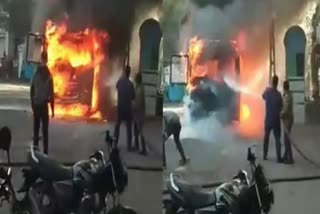 AP: Maoist set passenger bus on fire in Chinturu; no casualties reported  മാവോയിസ്റ്റുകള്‍ ബസ് കത്തിച്ചു  ഛത്തീസ്‌ഗഢ്  ചിന്തുരു  മാവോയിസ്റ്റുകള്‍ ബസ് കത്തിച്ചു  യാത്രക്കാര്‍