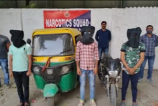 नारकोटिक्स टीम ने तीन शराब तस्कर किए गिरफ्तार, 27 कार्टून शराब बरामद