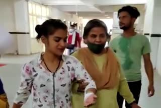 girl cut her hand in front of chhatarpur collector