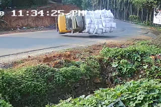 lorry overturns at kozhikode  മിനിലോറി മറിഞ്ഞ് അപകടം  kozhikode accident  കോഴിക്കോട് ലോറി മറിഞ്ഞു