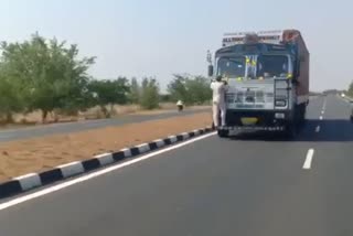 Driver misconduct with toll staff at kurnool in andhra pradesh