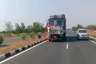 Driver misconduct with toll staff in andhra pradesh