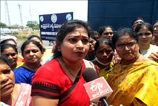 telugu mahilalu protest at the womens commission office