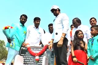 Unveiling of Valmiki statue from actor Sudeep in Raichur, Unveiling of  Veera Madakari Nayak statue from Sudeep, Actor Sudeep visit to Raichur, Actor Sudeep news, ರಾಯಚೂರಿನಲ್ಲಿ ನಟ ಸುದೀಪ್​ದಿಂದ ವಾಲ್ಮೀಕಿ ಪುತ್ಥಳಿ ಅನಾವರಣ, ಸುದೀಪ್​ದಿಂದ ವೀರ ಮದಕರಿ ನಾಯಕ್ ಪ್ರತಿಮೆ ಅನಾವರಣ, ರಾಯಚೂರಿಗೆ ನಟ ಸುದೀಪ್ ಭೇಟಿ, ನಟ ಸುದೀಪ್ ಸುದ್ದಿ,