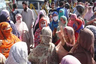 residents-protest-against-erratic-power-cuts-in-sonwar-area-of-srinagar