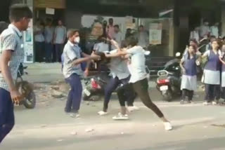 Government school students split into two groups and clashed on road in Ondipudur நடுரோட்டில் அரசு பள்ளி மாணவர்கள் மோதல்
