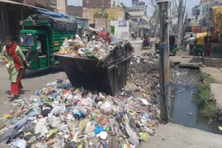 heaps of garbage near dustbin on main road of Karawal Nagar garbage is not being picked up