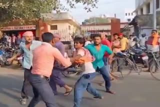 fight-between-passenger-and-auto-driver-in-dhanbad