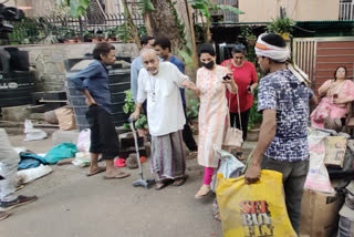 घर से बाहर आते गुरु मायाधर राउत.