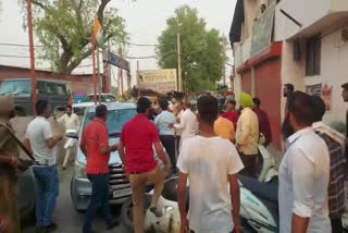 Clash between administrator and Harish Singla at Kali Mata temple