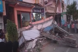 Two Floor building collapse in Yadagirigutta  building collapse in telangana  യാദഗിരിഗുട്ടയിൽ ഇരുനില കെട്ടിടം തകർന്നു വീണു  തെലങ്കാന കെട്ടിടം തകർന്നുവീണ് മരണം