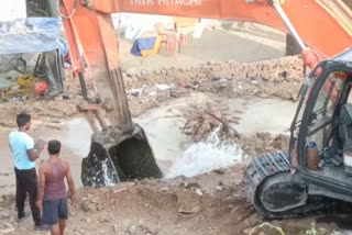 thousands-of-liters-of-water-wasted-due-to-pipeline-burst-in-koderma