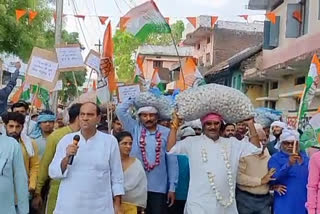 Unique protest with farmers in Sagar
