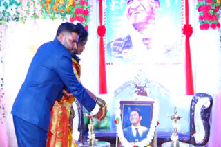 Couple married after paying floral tributes to Puneet Rajkumar