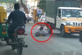 drunken man eat tiffin at middle of road