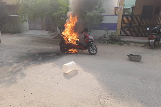 electric scooter catch fire in tamilnadu  electric scooter fire accident tamilnadu  krishngiri electric scooter accident  PURE EV fire accident  ഇലക്‌ട്രിക് സ്‌കൂട്ടറിന് തീപിടിച്ചു  തമിഴ്‌നാട്ടില്‍ ഇലക്‌ട്രിക് സ്‌കൂട്ടറിന് തീപിടിച്ചു