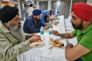 سکھ برادران نے مسجد میں مسلمانوں کے ساتھ افطار و عبادت میں شرکت کی