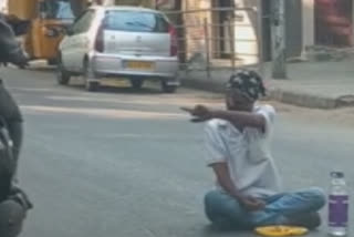 Bengaluru Drunk man has breakfast in middle of road directs traffic through side