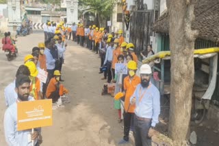 engineers of a private construction company in mayiladuthurai raised awareness on occasion of labor day  engineers of a private construction company in mayiladuthurai  சம உரிமையை வலியுறுத்தி விழிப்புணர்வு  தொழிலாளர் பாதுகாப்பு மற்றும் சம உரிமையை வலியுறுத்தி விழிப்புணர்வு