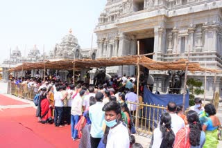 devotees rush in yadadri