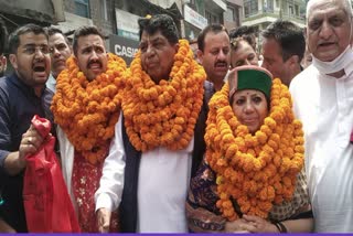 Congress workers welcomed Pratibha Singh