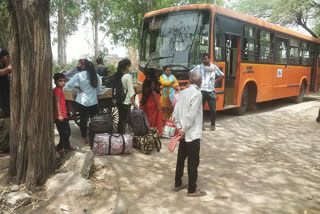 बुराड़ी विधानसभा में बस स्टैंड पर नहीं है शेल्टर, लोगों परेशान