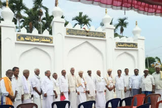 Hindu families help to Muslim community in Davanagere, Davanagere news, Davanagere Ramzan celebration, Eidgah wall Construction in Davanagere, ದಾವಣಗೆರೆಯಲ್ಲಿ ಮುಸ್ಲಿಂ ಸಮುದಾಯಕ್ಕೆ ಹಿಂದೂ ಕುಟುಂಬಗಳು ಸಹಾಯ, ದಾವಣಗೆರೆ ಸುದ್ದಿ, ದಾವಣಗೆರೆ ರಂಜಾನ್ ಆಚರಣೆ, ದಾವಣಗೆರೆಯಲ್ಲಿ ಈದ್ಗಾ ಗೋಡೆ ನಿರ್ಮಾಣ,