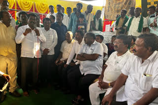 former CM Kumaraswami joined the protest with farmers at Devanahalli