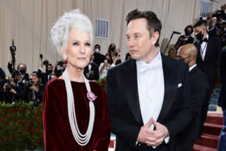 Elon Musk brings mom Maye to met gala
