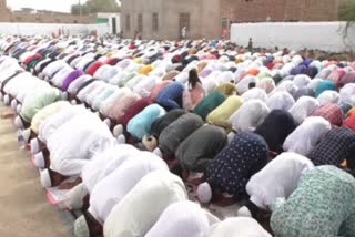 Eid Ul Fitr 2022: सिरसा में धूमधाम से मनाई गई ईद, हजारों नमाजियों ने ईदगाह के बाहर रोड पर अदा की नमाज