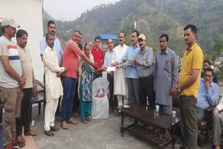 Kharsi Sabha handed over a check of 5 lakhs