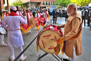 Berlin (Germany): Prime Minister Narendra Modi on May 02 tried his hands at drum in Berlin, as he arrived to meet the Indian diaspora in Germany as part of his foreign tour. Modi addressed members of the Indian community at Theater at Potsdamer Platz in Berlin.