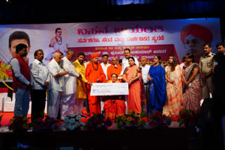 Ashwini Receives Basavashree Award,Puneeth Rajkumar Latest News,Basavashree award 2021,Murugha Mutt seer Dr Shivamurthy Murugha Sharanaru,ಪುನೀತ್‌ ರಾಜ್‌ಕುಮಾರ್ ಅವರಿಗೆ ಬಸವಶ್ರೀ ಪ್ರಶಸ್ತಿ ಪ್ರದಾನ,ಬಸವಶ್ರೀ ಪ್ರಶಸ್ತಿ ಪ್ರದಾನ 2021,ಪ್ರಶಸ್ತಿ ಸ್ವೀಕರಿಸಿದ ಅಶ್ವಿನಿ ಪುನೀತ್​ರಾಜ್​ಕುಮಾರ್,ಮುರುಘಾ ಮಠದ 2021ನೇ ಸಾಲಿನ ಪ್ರತಿಷ್ಠಿತ ಬಸವಶ್ರೀ ಪ್ರಶಸ್ತಿ ಪ್ರದಾನ