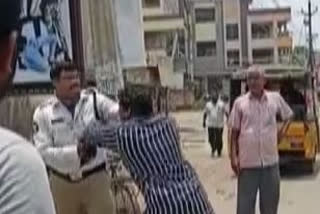 Watch: Brawl betwen traffic constable and car driver