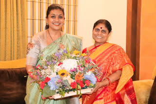 Roja met YS Vijayamma