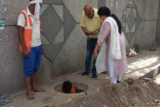 aap mla rajkumari dhillon shared photos of cleaning sever in harinagar delhi