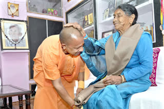 yogi adityanath meets his mother in panchur village
