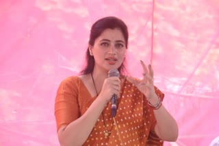 Mumbai court grants bail to MP Navneet Rana, her MLA-husband Ravi Rana.