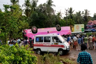 private bus Accident at Mattalai  private bus Accident Peelikode.  മട്ടലായിയിൽ സ്വകാര്യ ബസ് തലകീഴായി മറിഞ്ഞു  സ്വകാര്യ ബസ് തലകീഴായി മറിഞ്ഞു  പീലിക്കോട് മട്ടലായിയിൽ സ്വകാര്യ ബസ് മറിഞ്ഞു