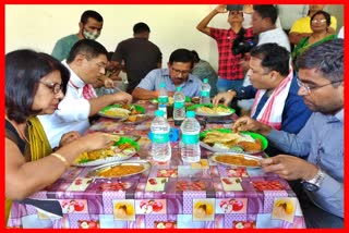 mp-mla-dc-enjoys-lunch-with-horijon-workers-in-lakhimpur