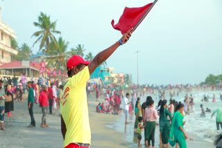 Tourism department issues new uniforms  New uniform for life guards  ലൈഫ് ഗാഡുകള്‍ക്ക് പുതിയ യൂണിഫോം  ലൈഫ് ഗാഡുകള്‍ക്ക് പുതിയ യൂണിഫോം നല്‍കി ടൂറിസം വകുപ്പ്