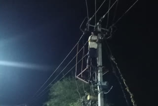 Alcoholic man climbed transform pole over power cut issue, Alcoholic man climbed transform pole in Doddaballapur, Power cut issue in ujjani village, Doddaballapur news, ಪವರ್ ಕಟ್ ವಿಚಾರವಾಗಿ ಟ್ರಾನ್ಸ್ ಫಾರ್ಮ್ ಕಂಬ ಹತ್ತಿದ ಮದ್ಯವ್ಯಸನಿ, ದೊಡ್ಡಬಳ್ಳಾಪುರದಲ್ಲಿ ಟ್ರಾನ್ಸ್ ಫಾರ್ಮ್ ಕಂಬ ಹತ್ತಿದ ಮದ್ಯವ್ಯಸನಿ, ಉಜ್ಜನಿ ಗ್ರಾಮದಲ್ಲಿ ಪವರ್ ಕಟ್ ಸಮಸ್ಯೆ, ದೊಡ್ಡಬಳ್ಳಾಪುರ ಸುದ್ದಿ,