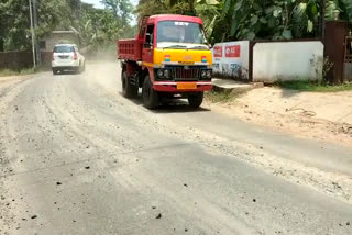 payyannur bypass road in bad condition  officials inefficient steps taken towards road development in payyannur  അധികൃതരുടെ അനാസ്ഥ; ദുരിതക്കയമായി പയ്യന്നൂർ ബൈപാസ് റോഡ്  വാഹനങ്ങൾ കടന്നു പോകുമ്പോള്‍ ഉയർന്നുവരുന്ന പൊടിയും ഭീഷണിയാകുന്നു.