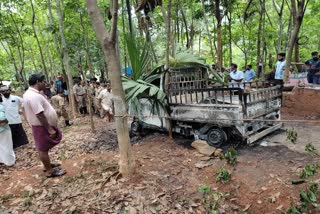 കീഴാറ്റൂർ കൊണ്ടിപ്പറമ്പിൽ ഗുഡ്സ് വാനിന് തീപ്പിടിച്ച് മൂന്ന് പേർ മരിച്ചു  man committed suicide after throw fire on wife and daughter  ഭാര്യയേയും മക്കളെയും വാഹനത്തിലിട്ട് കത്തിച്ച ശേഷം ഗൃഹനാഥന്‍ ആത്മഹത്യ ചെയ്‌തു