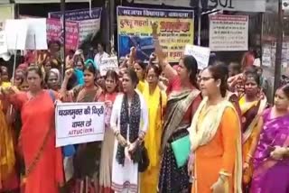 poshan sakhi sangh protested