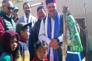 Cabinet Minister Ramlal Markanda meets children