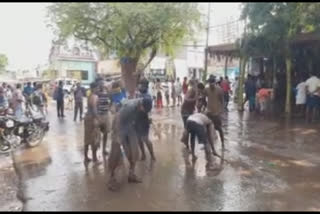 கோயில் விழாவில் வினோதம் துடைப்பத்தால் ஒருவரை ஒருவர் அடித்துக் கொள்ளும் மக்கள்!