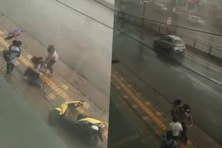 Karnataka: Students Scooty caught up in the storm in Hubballi - VIDEO  storm in Hubballi  Hubballi rain  scooty accident in hubballi rain  ഹുബള്ളിയിലെ മഴയിലും കാറ്റിലും സ്‌കൂട്ടിയില്‍ നിന്നും വിദ്യാര്‍ഥികള്‍ തെറിച്ച് വീണു  കര്‍ണാടകയില്‍ ഇരുചക്രവാഹനത്തോടൊപ്പം തെറിച്ച് വീണ് വിദ്യാര്‍ഥികളും