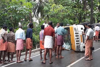 വെള്ളരിക്കുണ്ട് വാഹനാപകടം  വെള്ളരിക്കുണ്ട് പിക്കപ്പ് വാൻ മറിഞ്ഞു  കാസർകോട് വാഹനാപകടം അതിഥി തൊഴിലാളി മരണം  kasaragod road accident  vellarikundu accident latest  vellarikundu road accident guest worker death