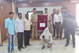 dhoom style mangalsutra thief arrested in bhiwandi